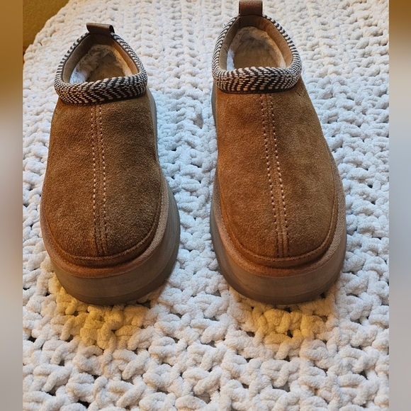 Koolaburra Shoes - Koola Burree Ugg Cozy Suede Slip-On Clogs in Chestnut Brown. NWOT